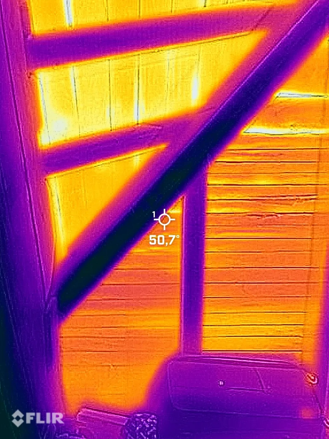 Clădire la standard nZEB termoizolată cu celuloză