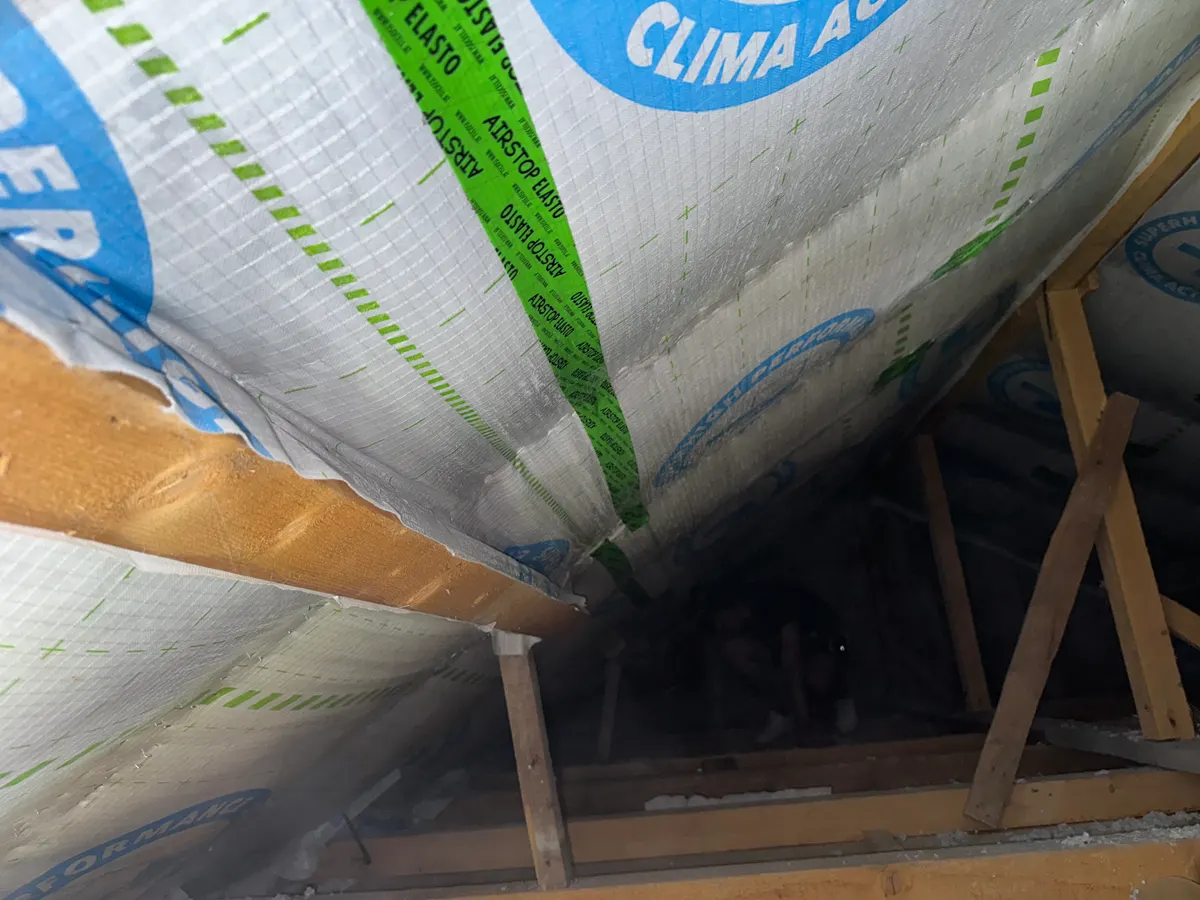 Șantier nZEB — insuflarea celulozei în structura de lemn